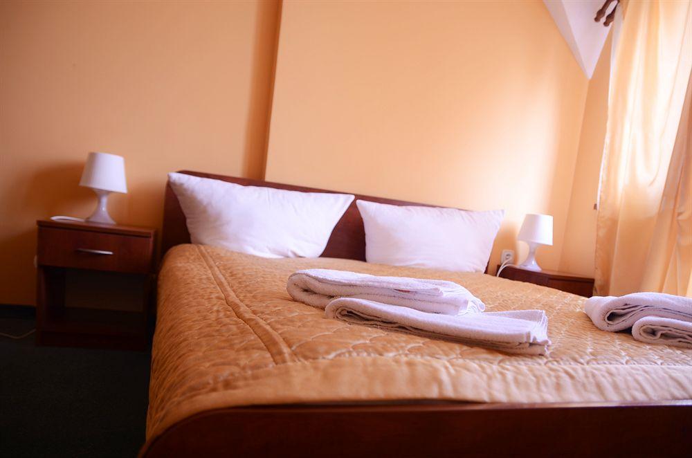 Hotel Tyniecki クラクフ エクステリア 写真