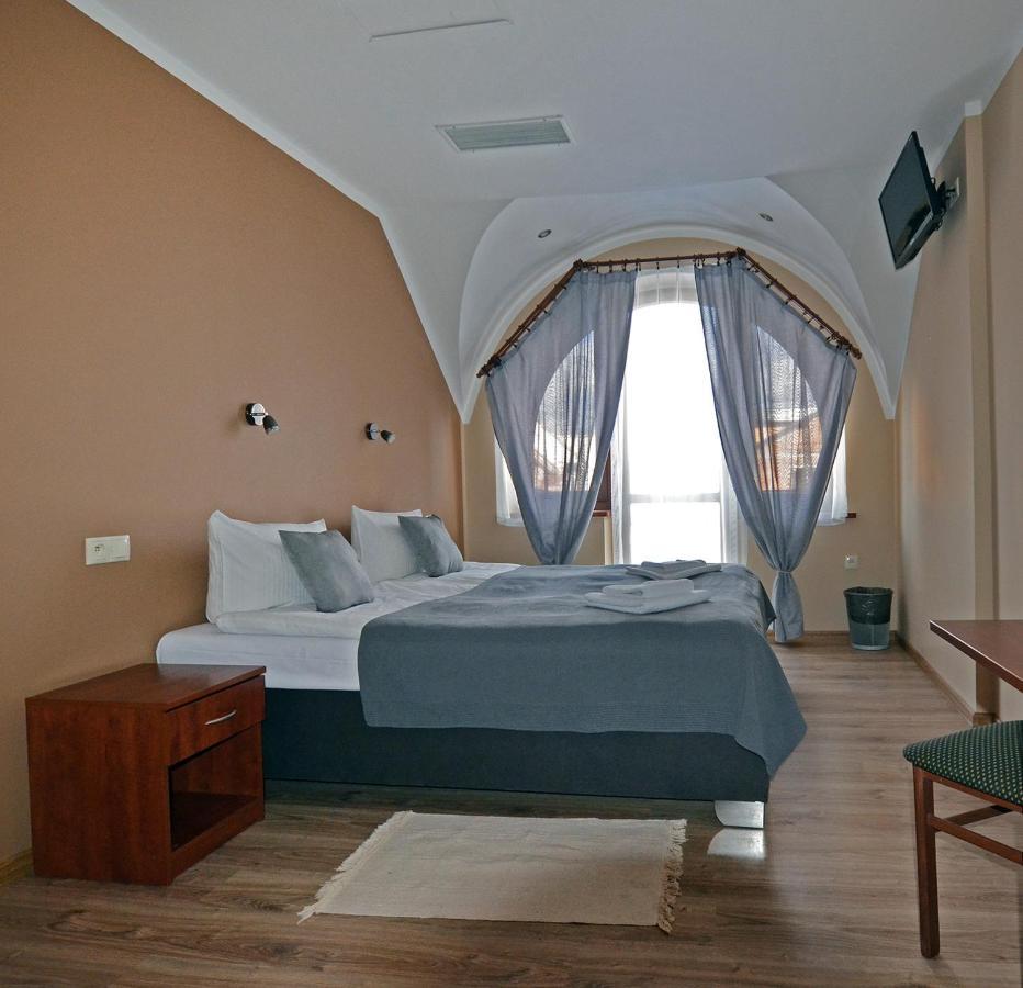 Hotel Tyniecki クラクフ エクステリア 写真