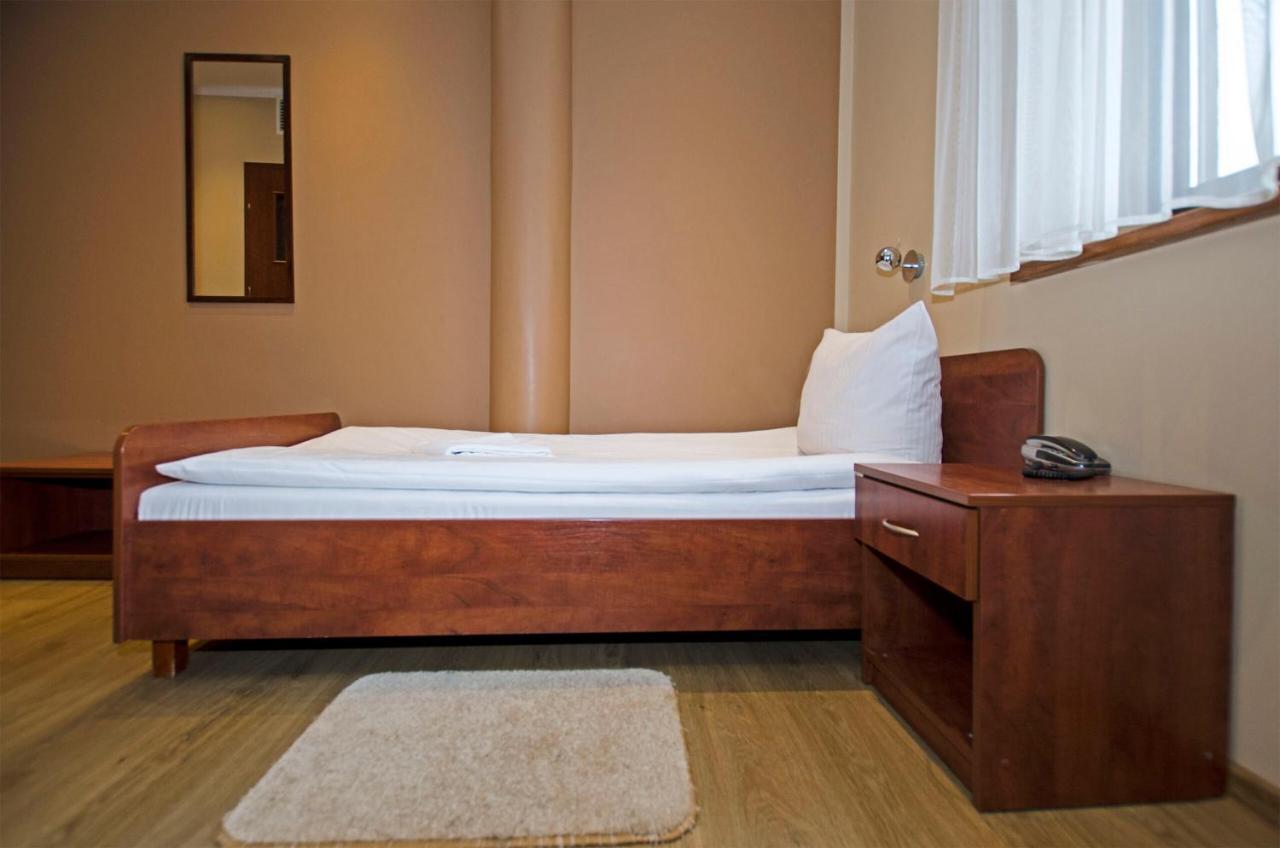 Hotel Tyniecki クラクフ エクステリア 写真