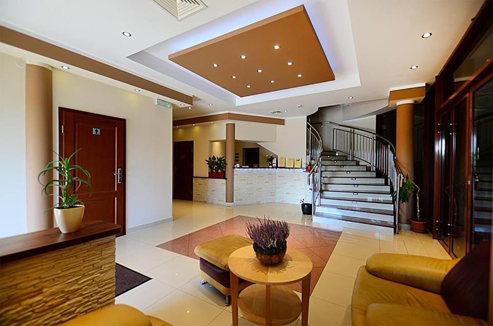 Hotel Tyniecki クラクフ エクステリア 写真